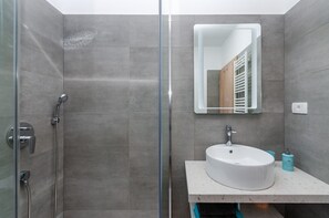 Shower, towels - Idyllic apartment only 120 meters to the sandy beach with sea view, private balcony, WiFi (Crikvenica)