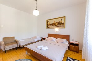 3 chambres, bureau, Wi-Fi gratuit, draps fournis
