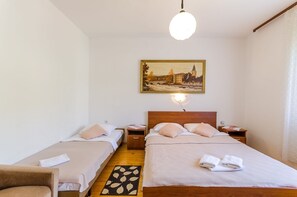 3 bedrooms, desk, free WiFi, bed sheets