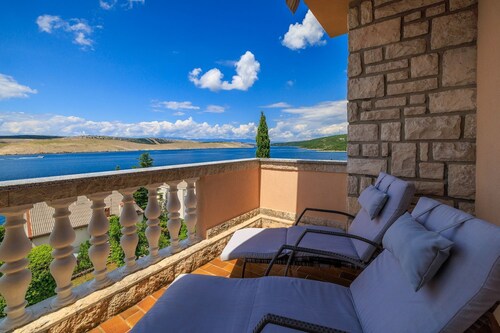 Modernes Apartment nur 100 Meter zum Strand mit herrlichem Meerblick, Aussendusche, Grill