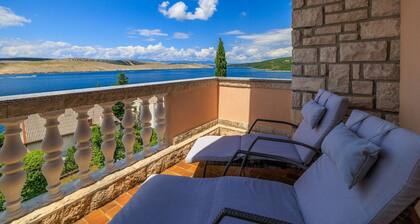 Modernes Apartment nur 100 Meter zum Strand mit herrlichem Meerblick, Aussendusche, Grill