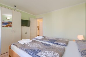 1 soverom, skrivebord, internettilgang og sengetøy