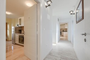 Kylskåp, mikrovågsugn, spishäll och diskmaskin