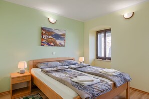 1 slaapkamer, een bureau, internet, beddengoed