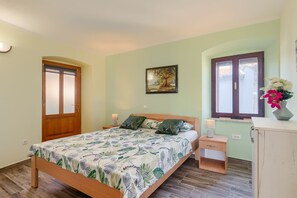 2 bedrooms, desk, free WiFi, bed sheets
