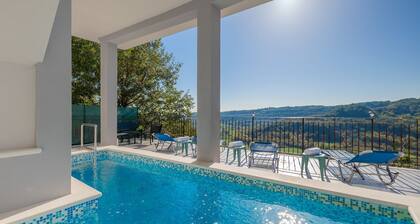 Impresionante piso con vistas panorámicas, piscina, parking privado, barbacoa