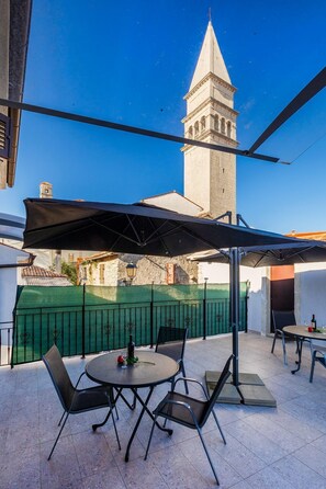 Outdoor dining - Modern apartment with fantastic views, pool, private parking, WiFi (Pazin)