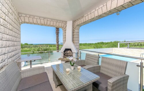 Sunny holiday home with sea views, private pool, barbecue - dog-friendly