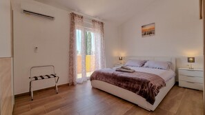 4 bedrooms, desk, free WiFi, bed sheets