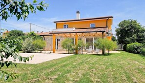 Exterior - Mediterranean and dog-friendly holiday home with large garden (Novigrad)