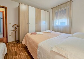 1 bedroom, desk, free WiFi, bed sheets