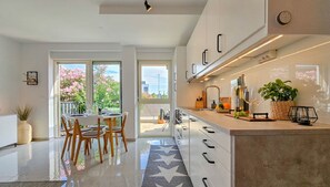 Fridge, stovetop, dishwasher, coffee/tea maker - Luxury apartment only 300 meters to the beach with pool, sun loungers, barbecue, private parking (Novigrad)