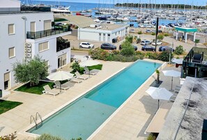 Pool - Luxury apartment only 300 meters to the beach with pool, sun loungers, barbecue, private parking (Novigrad)