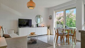 Living area - Luxury apartment only 300 meters to the beach with pool, sun loungers, barbecue, private parking (Novigrad)