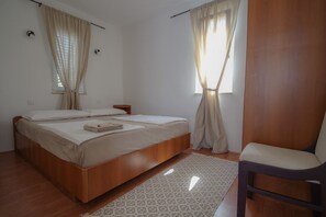 1 bedroom, desk, free WiFi, bed sheets