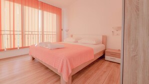 2 bedrooms, desk, free WiFi, bed sheets