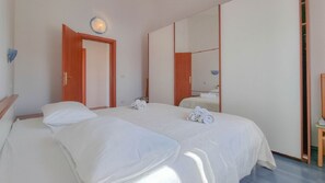 2 室のベッドルーム、デスク、WiFi (無料)、ベッドシーツ