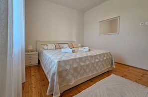 2 bedrooms, desk, free WiFi, bed sheets