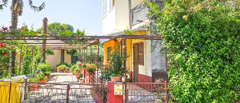 المنطقة المحيطة بالمنشأة