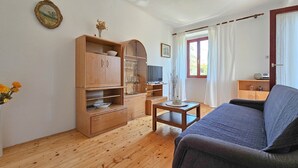 Living area - Comfortable, dog-friendly apartment with private balcony, washing machine, WiFi (Novigrad)