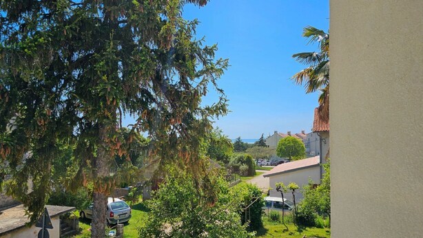 A residential area with houses, a parked car, and a clear blue sky. - Comfortable, dog-friendly apartment with private balcony, washing machine, WiFi (Novigrad)