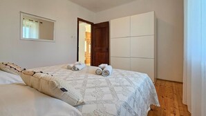 A bedroom with a bed, a wardrobe, and a mirror. - Comfortable, dog-friendly apartment with private balcony, washing machine, WiFi (Novigrad)