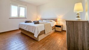 3 bedrooms, desk, free WiFi, bed sheets - Mediterranean vacation home with private garden, barbecue area, washing machine - dog-friendly (Novigrad)