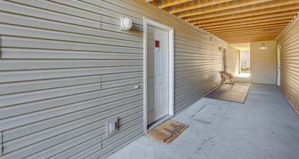 3 Mi to Wvu: Condo w/ Deck in Morgantown