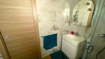 Suihku, hiustenkuivaaja, pyyhkeet, saippua