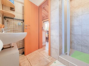Shower, towels