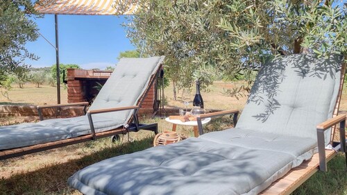 Mediterranean studio apartment with sunbathing lawn, barbecue area and dog-friendly