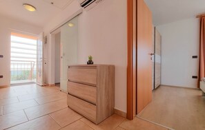 Interior - Bright apartment with sea view, sunbathing lawn, barbecue area, washing machine (Novigrad)