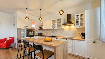 Fridge, microwave, stovetop, dishwasher