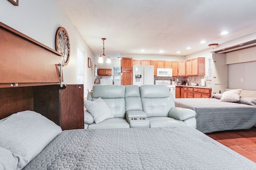 Cabin w/ Hot Tub in Valley View: Pets Welcome!