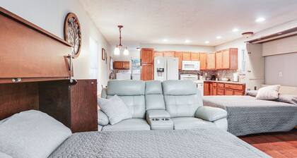 Cabin w/ Hot Tub in Valley View: Pets Welcome!