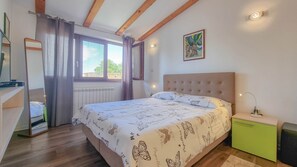 1 soverom, skrivebord, wi-fi (inkludert) og sengetøy