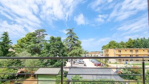 Property grounds - Light-flooded apartment just 300 meters to the beach with barbecue area, private parking, WiFi (Novigrad)