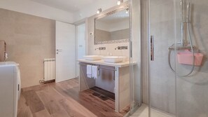 Shower, towels - Light-flooded apartment just 300 meters to the beach with barbecue area, private parking, WiFi (Novigrad)