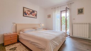 2 bedrooms, desk, free WiFi, bed sheets