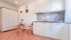 Kylskåp, spishäll, kaffe- och tebryggare och grytor/köksredskap