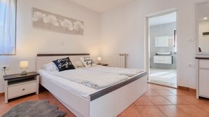 1 dormitorio, escritorio, wifi gratis y ropa de cama