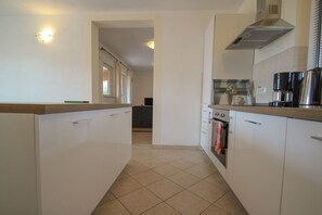 Kühlschrank, Ofen, Herdplatte, Geschirrspüler