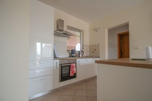 Fridge, oven, stovetop, dishwasher