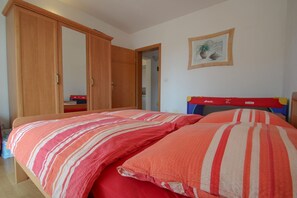 2 habitaciones, escritorio, wifi gratis y ropa de cama
