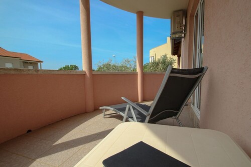 Modern and bright apartment with washing machine, sun loungers, barbecue, WiFi