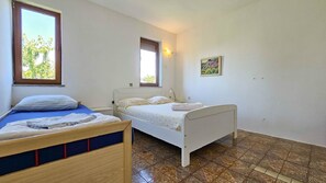 1 bedroom, desk, free WiFi, bed sheets