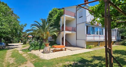 Affordable, dog-friendly apartment just 100 meters from the beach