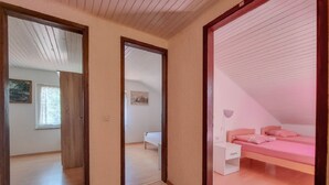 Ein Schlafzimmer mit Bett, Nachttisch und Fenster.