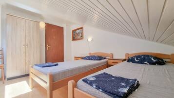 4 bedrooms, desk, free WiFi, bed sheets