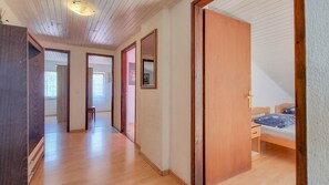 4 bedrooms, desk, free WiFi, bed sheets
